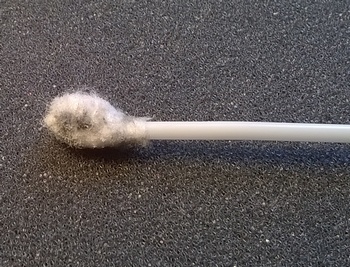 I depositi di ossido sul cotton fioc utilizzato per un connettore non tra i più sporchi sono evidenti.