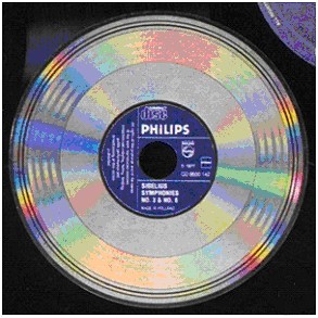 A pochi mesi dal lancio ufficiale del CD ancora non vi era certezza neppure sul formato che avrebbero dovuto avere i dischi utilizzati dal nuovo sistema. Qui un diisco Philips ancora in formato a 14 bit, che aveva l'incisione su entrambe le facce e l'etichetta centrale in stile LP.